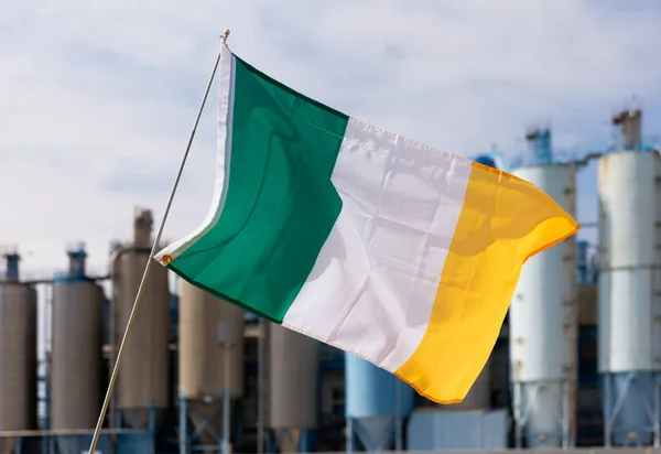 工場前の風で誇らしげに飛ぶアイルランドの旗 — ストック写真