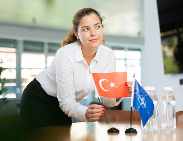Ung Kvinnlig Assistent Som Sätter Upp Nato Och Turkisk Flagg — Stockfoto