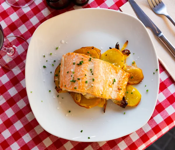 Baked Salmon Fillet Potatoes Onions High Quality Photo — Stock Photo, Image