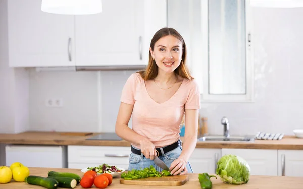Dona Casa Está Cozinhando Salada Corte Legumes Cozinha Sua Casa — Fotografia de Stock