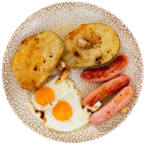 Gefrituurde Worstjes Aardappelstukjes Gebakken Eieren Geserveerd Een Bord Geïsoleerd Witte — Stockfoto