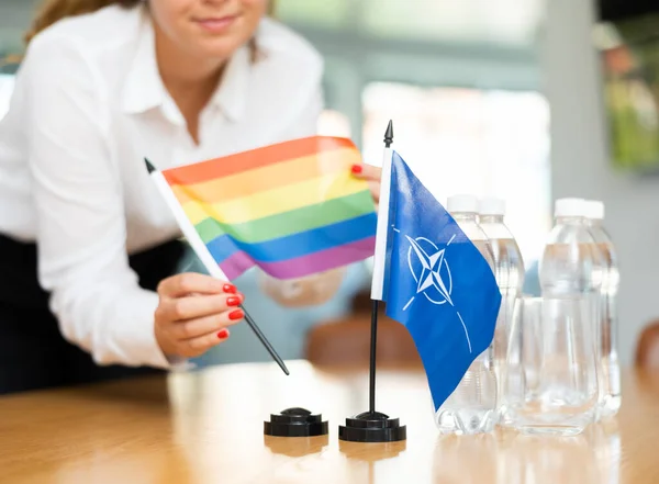 Jovem Assistente Montar Bandeiras Nato Arco Íris Para Negociações Internacionais — Fotografia de Stock