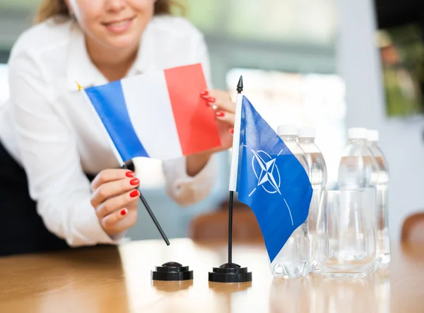 Młoda Asystentka Przy Zakładaniu Flag Francuskich Francuskich Negocjacji Międzynarodowych — Zdjęcie stockowe