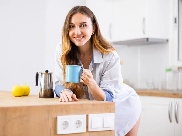 Frühstück Mit Kaffee Und Äpfeln Sexy Mädchen Mit Einem Becher — Stockfoto