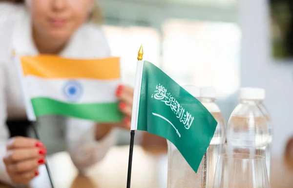 Preparando Para Negociações Negócios Mulher Define Pequenas Bandeiras Países Arábia — Fotografia de Stock