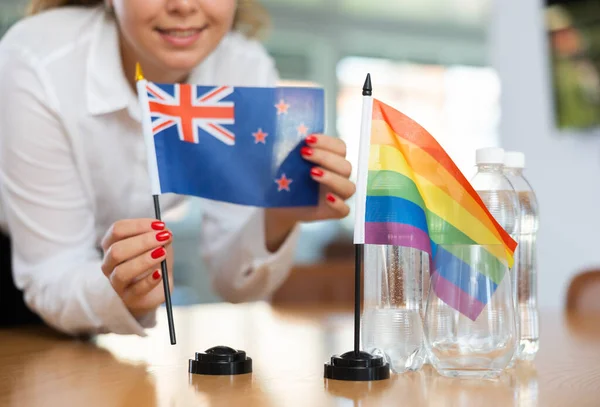 Молодая Женщина Деловой Одежде Ставит Флаги Австралии Лгбт Стол Переговоров — стоковое фото