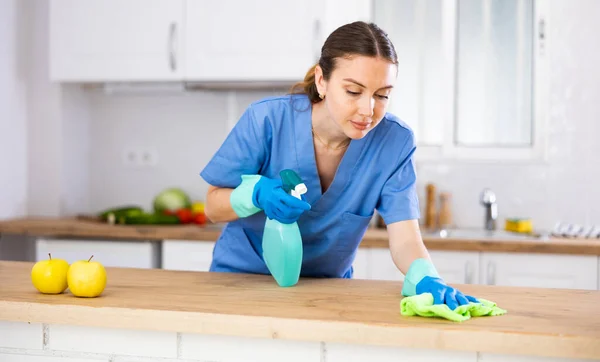 Mulher Europeia Limpeza Mesa Jantar Com Pano Cozinha Casa — Fotografia de Stock