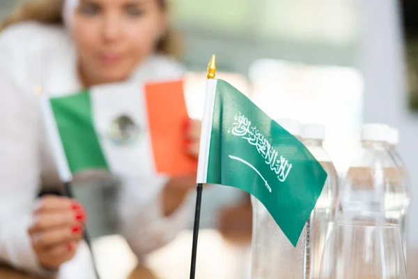 Госсекретарь Готовит Офис Переговоров Расставляет Флаги Саудовской Аравии Мексики Столом — стоковое фото