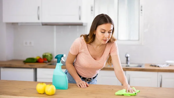 Portret Kobiety Sprzątającej Powierzchnie Kuchni Pomieszczeniach — Zdjęcie stockowe