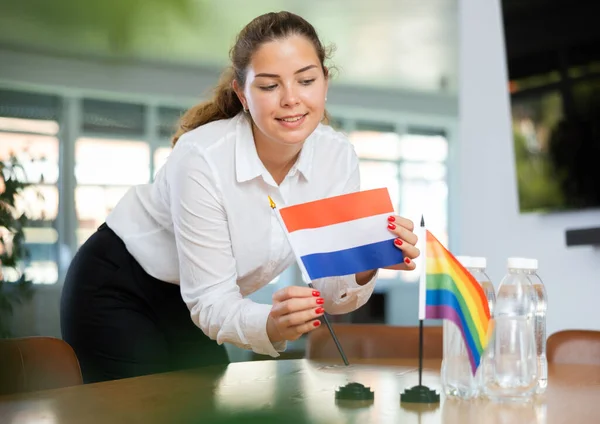 Assisterende Jente Forbereder Seg Internasjonale Forhandlinger Ledermøter Damen Setter Miniatyrflagg – stockfoto