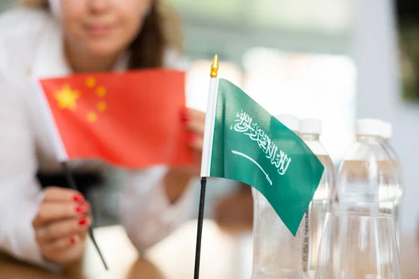 Госсекретарь Готовит Офис Переговоров Расставляет Флаги Саудовской Аравии Китая Столом — стоковое фото