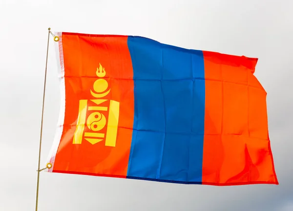 Grande Bandeira Mongólia Mastro Bandeira Acenando Contra Céu Nuvens — Fotografia de Stock