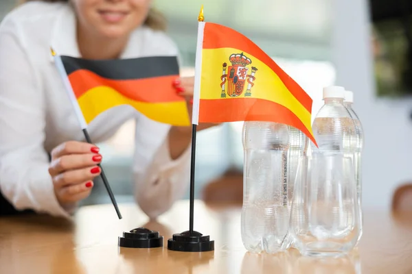 Kis Zászló Spanyolország Asztalon Palackok Víz Zászló Németország Mellé Rakott — Stock Fotó