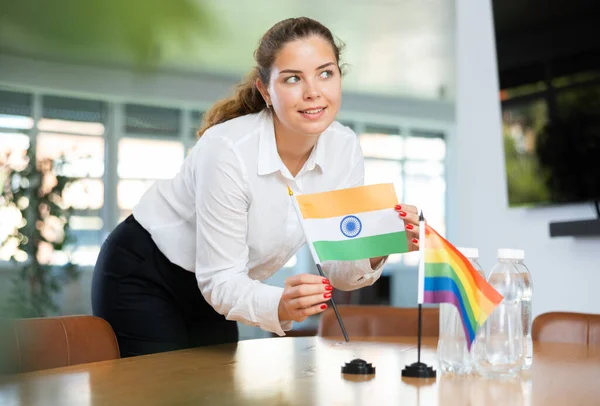 助理女孩为国际谈判和领导人会议准备办公室 Lady Set Miniatures Flags Lgbt India Table 后续行动 — 图库照片