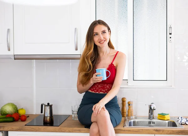 Sonriente Mujer Caucásica Bebiendo Café Casa Por Mañana Sensual Mujer —  Fotos de Stock