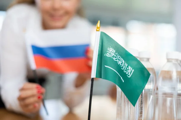 Маленький Флаг Саудовской Аравии Столе Бутылками Воды Флагом России Поставили — стоковое фото