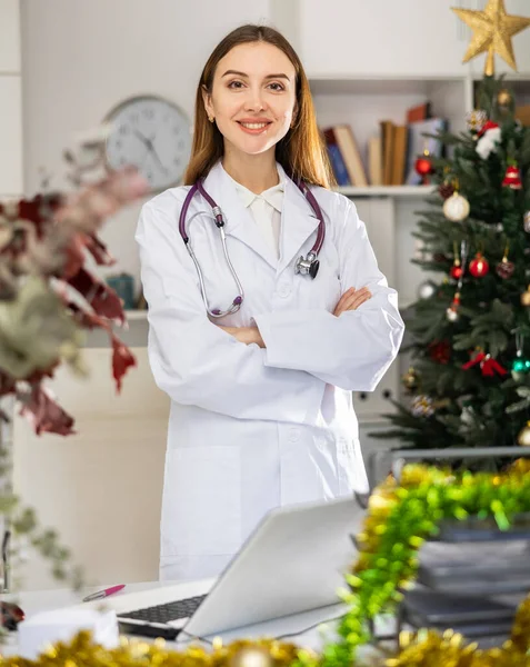 Mulher Médico Consultório Médico Fazendo Anotações Área Transferência Durante Natal — Fotografia de Stock