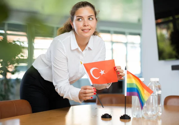 助理女孩为国际谈判和领导人会议准备办公室 Lady Set Miniatures Flags Lgbt Turkey Table 后续行动 — 图库照片