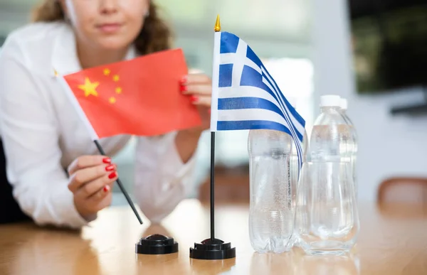 Jonge Vrouwelijke Assistent Opzetten Van Griekse Chinese Vlaggen Voor Internationale — Stockfoto