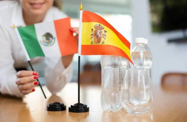 Pequeña Bandera España Sobre Mesa Con Botellas Agua Bandera México — Foto de Stock