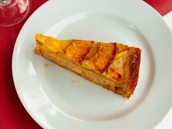 Stück Köstlicher Apfelkuchen Auf Weißem Teller Mit Dessert Messer Auf — Stockfoto