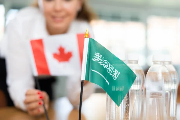 Kleine Vlag Van Saoedi Arabië Tafel Met Flessen Water Vlag — Stockfoto