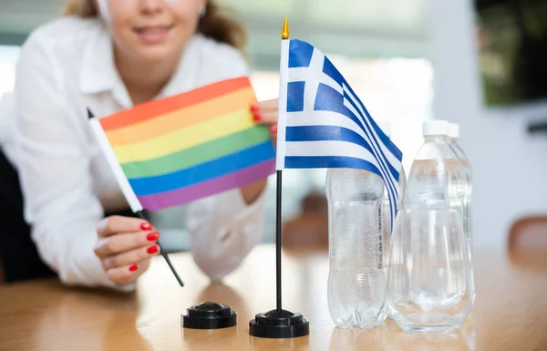 Молодая Ассистентка Устанавливает Греческие Радужные Флаги Международных Переговоров — стоковое фото