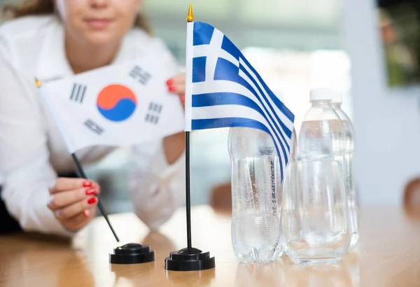 Молода Жінка Помічниця Встановлює Грецькі Південні Прапори Міжнародних Переговорів — стокове фото