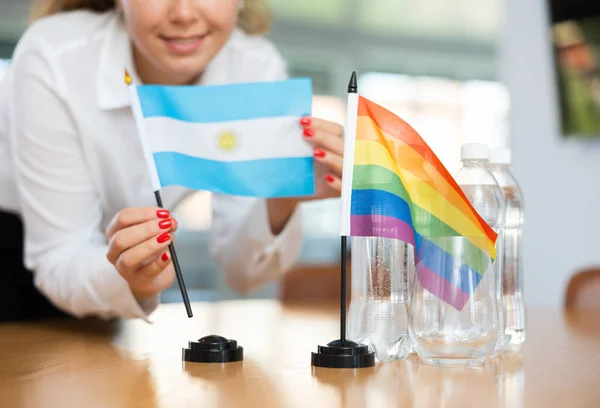 Young Woman Business Clothes Puts Flags Argentina Lgbt Negotiating Table — Stock Photo, Image