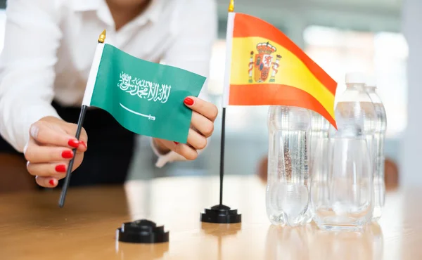 Kis Zászló Spanyolország Asztalon Palack Víz Zászló Szaúd Arábia Mellé — Stock Fotó