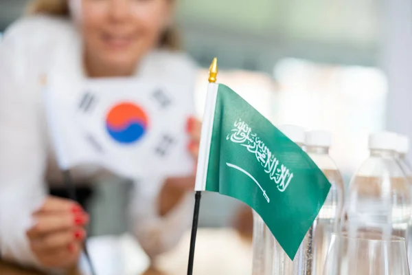 Маленький Флаг Саудовской Аравии Столе Бутылками Воды Флагом Южной Кореи — стоковое фото