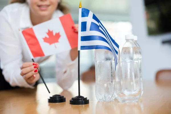 Jovem Assistente Preparar Bandeiras Gregas Canadenses Para Negociações Internacionais — Fotografia de Stock