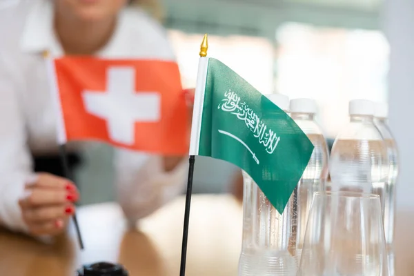 Kleine Flagge Saudi Arabiens Auf Dem Tisch Mit Wasserflaschen Und — Stockfoto