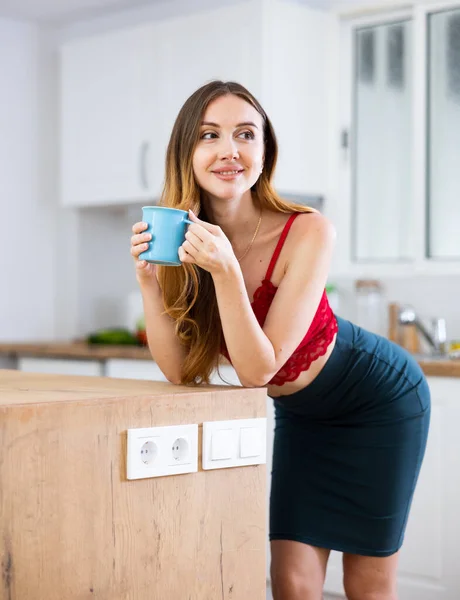Sonriente Mujer Caucásica Bebiendo Café Casa Por Mañana — Foto de Stock