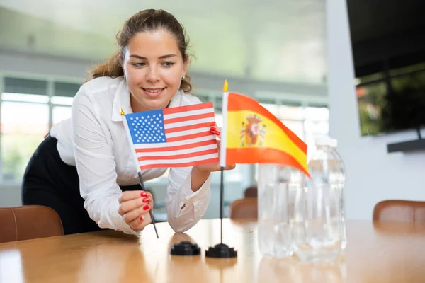 Jonge Vrouw Zakelijke Kleding Zet Vlaggen Van Spanje Onderhandelingstafel — Stockfoto