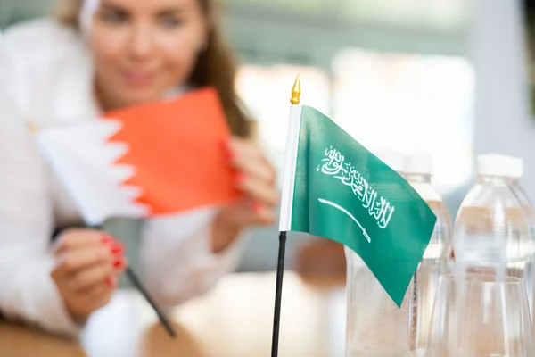 Маленький Флаг Саудовской Аравии Столе Бутылками Воды Флагом Бахрейна Поставил — стоковое фото
