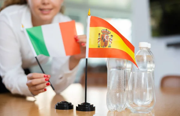 Junge Frau Businesskleidung Legt Flaggen Von Italien Und Spanien Auf — Stockfoto