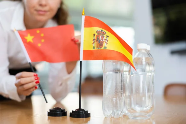 Pequeña Bandera España Sobre Mesa Con Botellas Agua Bandera China —  Fotos de Stock