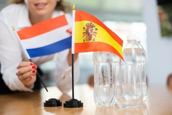 Kis Zászló Spanyolország Asztalon Palack Víz Zászló Hollandia Mellé Rakott — Stock Fotó