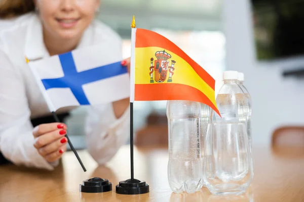 Kis Zászló Spanyolország Asztalon Palackok Víz Zászló Finnország Mellé Rakott — Stock Fotó