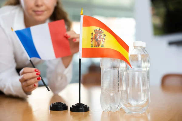 Young Woman Business Clothes Puts Flags France Spain Negotiating Table — Stock Photo, Image
