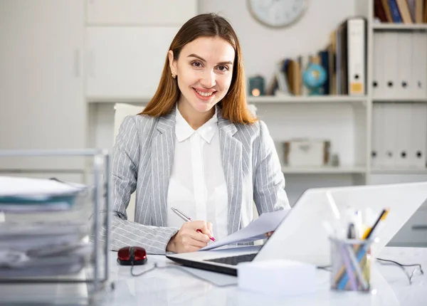 Portrait Young Woman Office Worker Sitting Table Her Workday — Stock Photo, Image