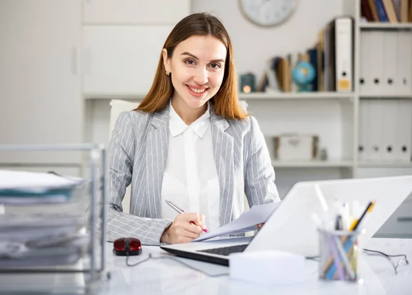 Portret Van Jonge Vrouwelijke Kantoormedewerker Aan Tafel Tijdens Haar Werkdag — Stockfoto