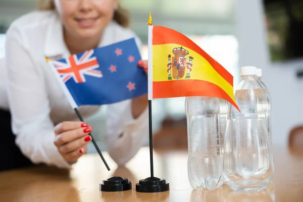 Junge Frau Businesskleidung Legt Flaggen Von Australien Und Spanien Auf — Stockfoto