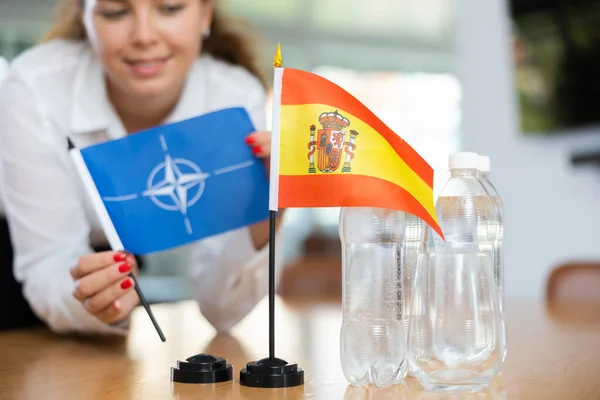 Kis Zászló Spanyolország Asztalon Palack Víz Zászló Nato Mellé Rakott — Stock Fotó