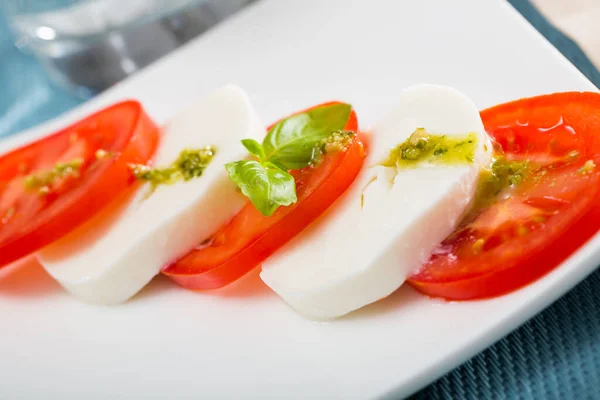 Appetitlicher Salat Mit Jungem Weißkäse Und Tomaten Auf Teller Serviert — Stockfoto
