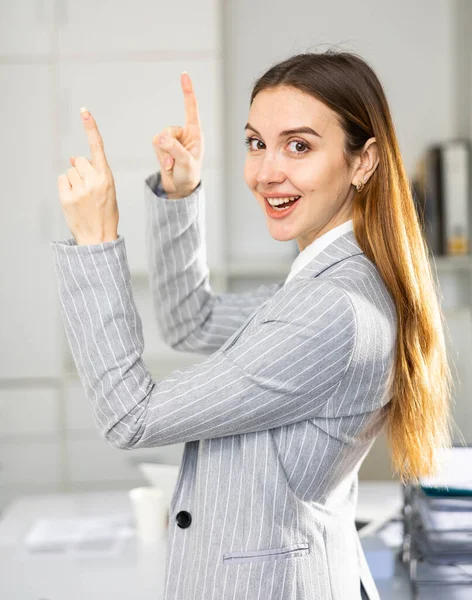 Mulher Negócios Expressa Emoções Diferentes Enquanto Trabalha Escritório — Fotografia de Stock