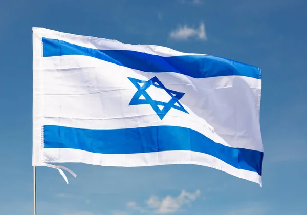 Grote Vlag Van Israël Bevestigd Metalen Stok Zwaaiend Tegen Achtergrond — Stockfoto
