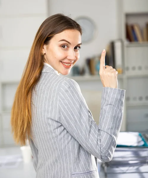 Mujer Negocios Expresa Diferentes Emociones Mientras Trabaja Oficina — Foto de Stock
