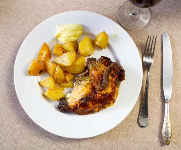 Servierteller Mit Gebackenem Hühnerstück Mit Kartoffeln Mit Notwendiger Tischdekoration — Stockfoto